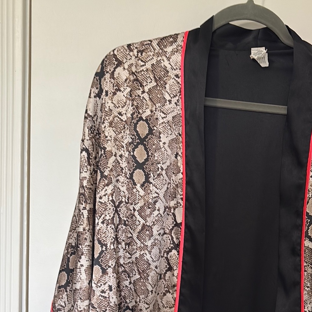 Victoria's Secret Snakeskin and Black Robe with Pink Trim (Reversible). - Picture 3 of 5